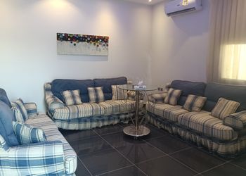 شاليه بمسطح اخضر وجلسة خارجيه