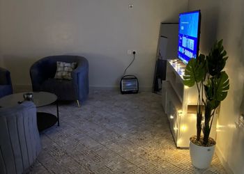 استديو بأثاث مريح وبسيط 