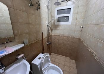 شقة بصالة انيقة وغرفتين نوم