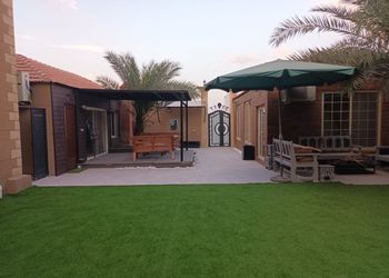 استراحه بصالة مطلة على المسبح 