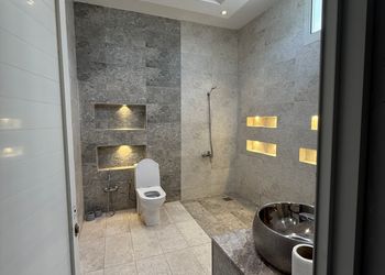 شاليه بمسطح اخضر ومسبح 