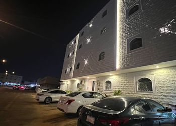 شقة بصالة أنيقة ودخول ذاتي