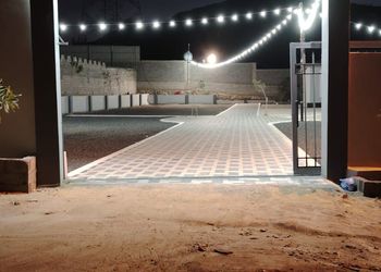 استراحة بمجلس واسع وفناء خارجي