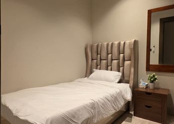شقة فاخرة بصالة وخمس غرف نوم