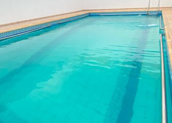 شاليه بملعب كرة طائرة ومسبح