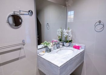 شاليه بجلسة مطلة على مسبح 