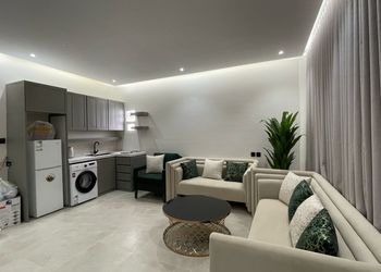شقة بغرفة نوم وتصميم هادئ 