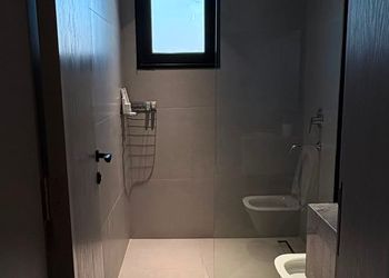 استديو بسرير ماستر وجلسة مريحة 