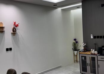 شقة بغرفتين نوم وصالة وبلكونه 