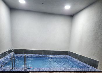 شاليه بمجلس وفناء خارجي