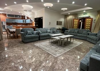 شاليه بمسطح اخضر وجلسة خارجية 