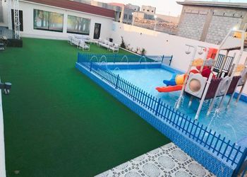 استراحة بمسطح اخضر وجلسة خارجية