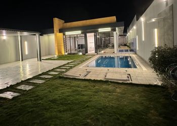 شاليه بمسبح خارجي ومسطح اخضر