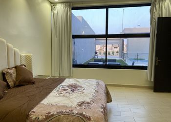 شاليه بمجلس مطل على المسبح 