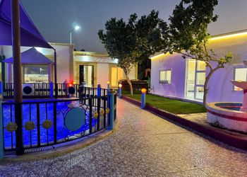 شاليه بصالة مطلة على جلسة خارجية