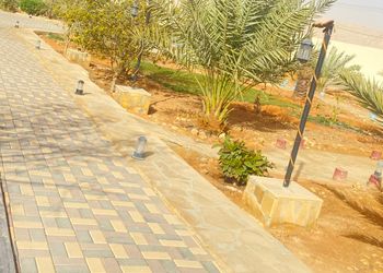استراحة بألعاب أطفال وملعب كرة 