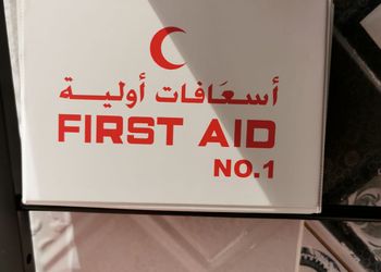 شقة بصالة وثلاث غرف نوم