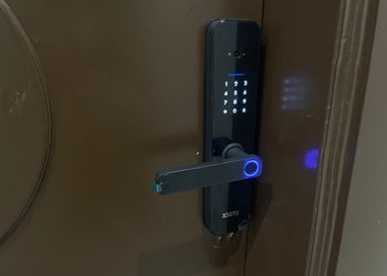 شقة بصالة أنيقة ودخول ذاتي