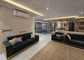شاليه بمسطح اخضر ومسبح 