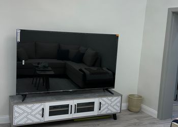شقة بصالة جلوس وثلاث غرف نوم 