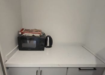 استديو بأثاث مريح وبسيط 