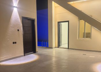 شالية بمجلس مطل على الفناء الخارجي 
