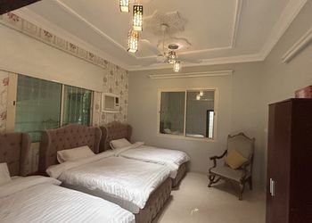 استراحة بصالة وملعب كرة قدم
