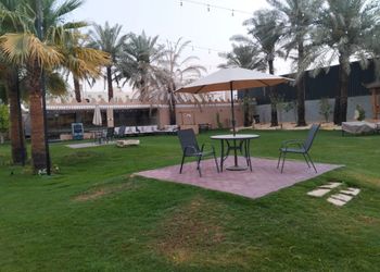 شاليه بمسطح اخضر ومجالس 