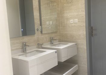 شاليه بجلسة تطل على مسبح خارجي 