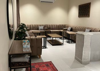 شاليه بجلسة خارجية ومجالس