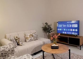 شقة بصالة مريحة ودخول ذاتي 