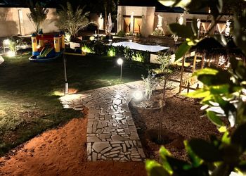 استراحة بمسبح خارجي ومسطح اخضر