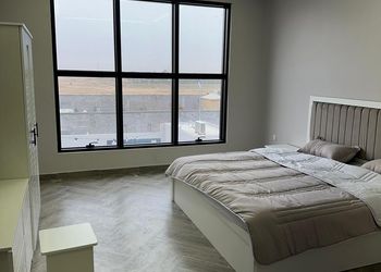 شاليه بمسطح اخضر ومسبح 