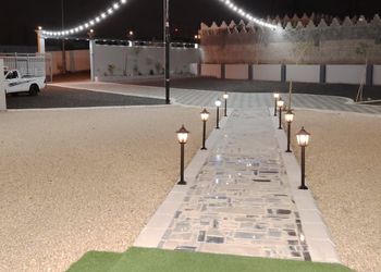 استراحة بمجلس واسع وفناء خارجي
