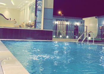 شاليه بجلسة تطل على مسبح خارجي 