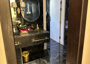 استراحة بجلسة مطلة على مسبح 