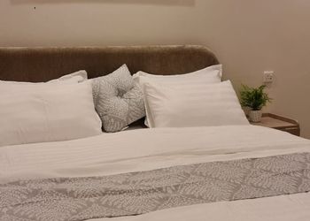 شقة بغرفة معيشة وغرفتين نوم 