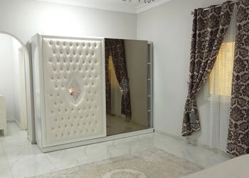 شقة بغرفة جلوس وثلاث غرف نوم 