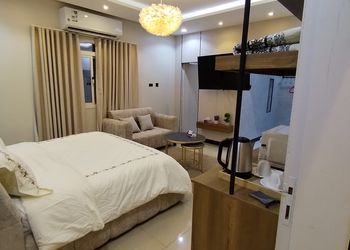 استديو بسرير ماستر وأثاث مريح 