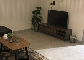 شقة بغرفة معيشة وغرفتين نوم 