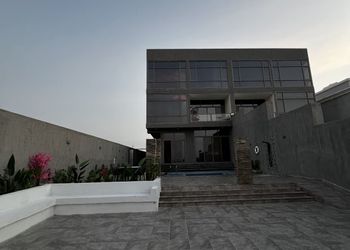 شاليه بمسبح خارجي وجلسة خارجية