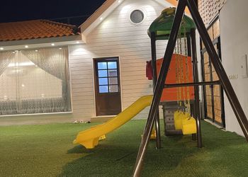 شاليه بمسطح اخضر ومسبح