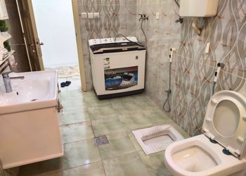 شقة بصالة وثلاث غرف نوم