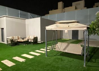 شاليه بمسطح اخضر وجلسة خارجية 