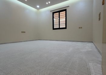 شقة بصالة جلوس وغرفتين نوم 
