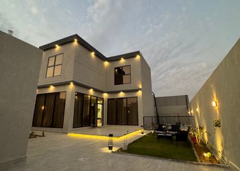 شاليه بجلسة خارجية ومسبح خارجي