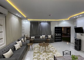 شاليه بمسطح اخضر وجلسة خارجية 