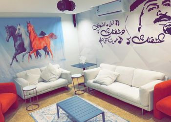 شاليه بمسبح خارجي ومسطح اخضر