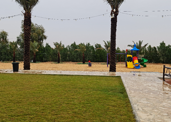 مزرعة بمسطح اخضر وجلسة خارجية 