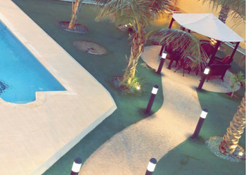 استراحه بمسبح خارجي بحاجز والعاب اطفال